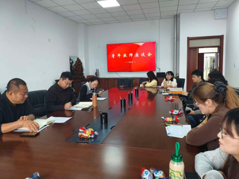 理学院举办青年教师座谈会 助力青年教师成长发展